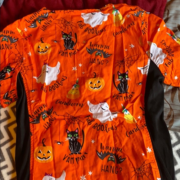 Three scrub shirts - Picture 2 of 7